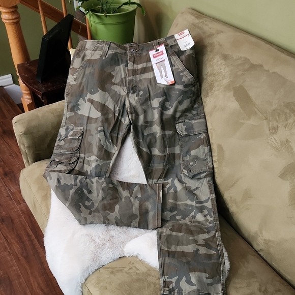 NWT Wrangler Camouflage Cargo Pants-Size 33x30 - Picture 1 of 5